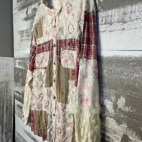 POL Lace-Trim Floral Blouse in Pink and Cream - Picture 3 of 15